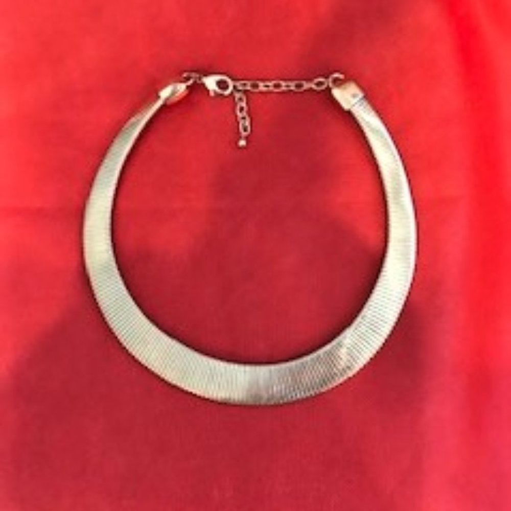 Unique collar-styled necklace in gold-tone